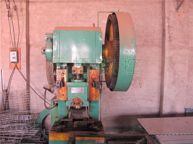 江拓?cái)?shù)控沖床設(shè)備